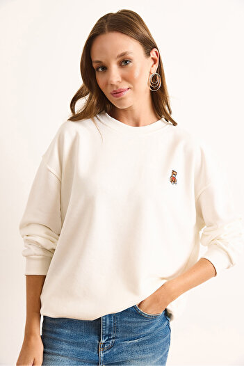 Olalook Women's White Teddy Bear Embroidered Stitching Detailed Thick Sweatshirt Swt-19000731