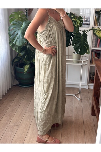 Store Çağla Yeşili Keten Dokulu İnce Askılı Uzun Elbise
