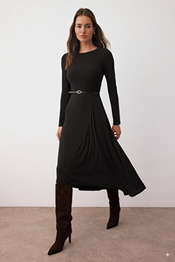 Trendyol Collection Negru, drept, linie A/curbată, cu detaliu de centură, cu decolteu, rochie maxi tricotată elastică TWOAW26EL00018
