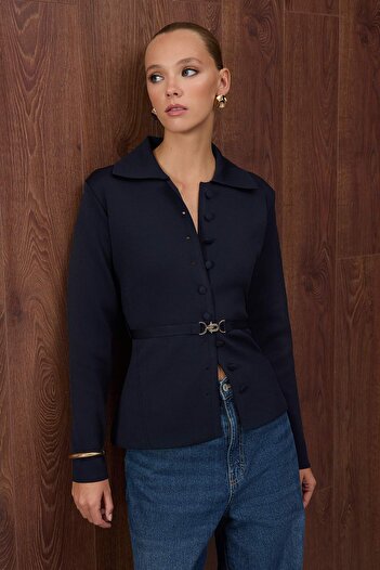 Trendyol Collection Speciální kolekce námořnické modré pletené polo s límečkem a páskem TWOAW26HI00131