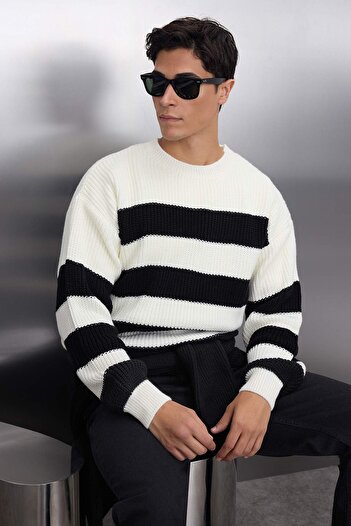Trendyol Collection Pulover de tricotaj supradimensionat cu dungi negre - Decolteu triplu TMNAW23KZ00106
