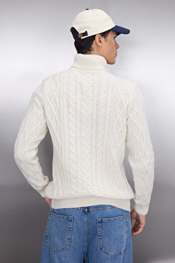 Trendyol Collection Πλεκτό πουλόβερ με ζιβάγκο με λεπτή εφαρμογή - εκρού, μαλλί, λεπτομέρεια πλέξης μαλλιών TMNAW22KZ0302