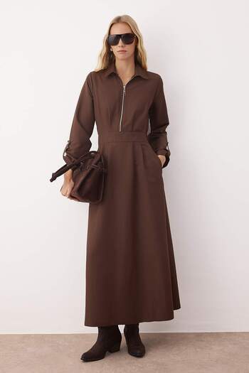 Trendyol Modest Tmavě hnědé šaty Gabardine na zip TCTAW26EB00022