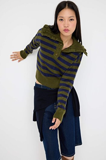 Trendyol Collection Teen Khaki Soft Textured Turn-Down Collar Knitwear Sweater Twoaw26Kz00046