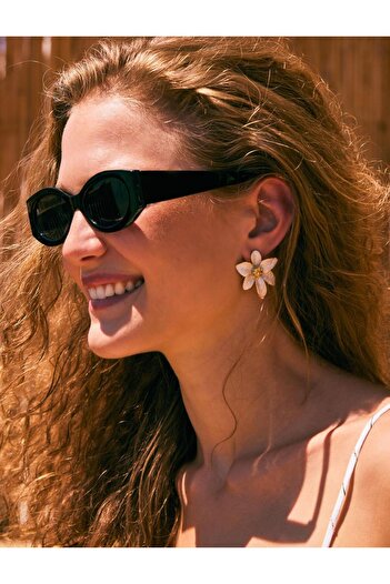 Jimmy Key Modern Earrings with Shiny Flower Figures in Gold Color