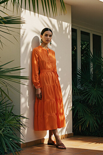 Trendyol Modest Oranges gewebtes Kleid mit Gürtel, Stehkragen und Knopfdetail TCTSS21EL3343
