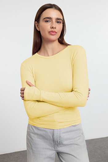 Trendyol Collection Dehnbare Strickbluse mit gelbem Viskose-/weichem Stoff und Finger-Einsatz-Detail TWOAW25BZ00014
