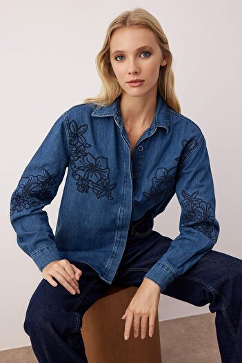 Trendyol Collection Cămașă din denim cu mânecă lungă cu detaliu de broderie albastru închis TWOAW26GO00031