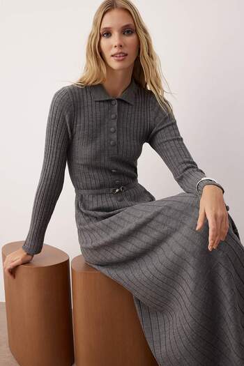 Trendyol Modest Anthrazitfarbenes Strickkleid mit Metallgürtel und Rippentägchen TCTAW26EB00014