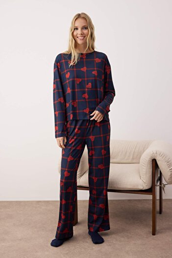 Trendyol Collection Marineblaues Herz-Pyjama-Set aus weichem, gestricktem Stoff THMAW26PT00045