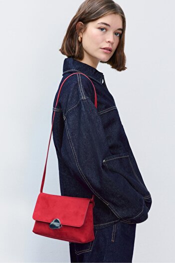 Stradivarius Suni Süet Asimetrik Metal Kapatmalı Çanta