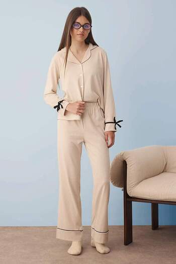 Trendyol Collection Beigefarbener gestrickter Pyjamaanzug aus Baumwollband/Schleife und Paspelierung THMAW26PT00004