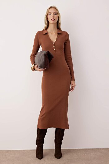 Trendyol Collection Καφέ με κουμπιά γιακά πόλο Bodycone/Στενό πλεκτό ελαστικό μάξι πλεκτό φόρεμα TWOAW26EL00062