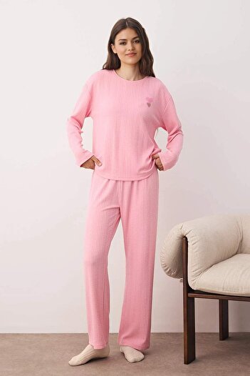 Trendyol Collection Rosa Herz besticktes geripptes Soft-Touch-Winter-Strick-Pyjama-Set THMAW26PT00094