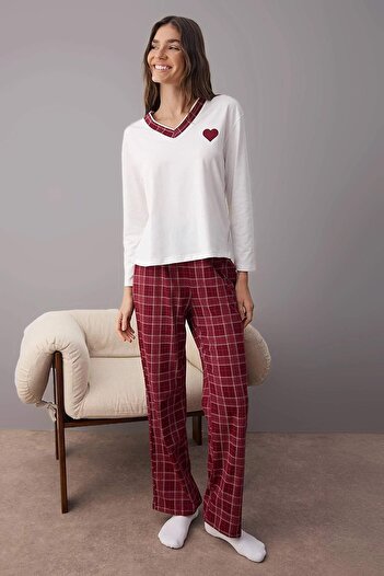 Trendyol Collection Burgunderrotes, herzgeknotetes, kariertes Strick-Pyjama-Set aus 100 % Baumwolle THMAW26PT00063