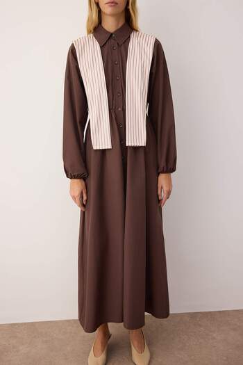 Trendyol Modest Φόρεμα πουκάμισο με λεπτομέρεια υφαντό με καφέ ριγέ κασκόλ ώμου TTCTSS25EB00015