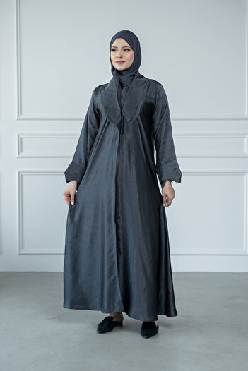LAVİNİA Lavinia women's abaya with a double-layer collar, made of washed silk fabric with a shiny finish.