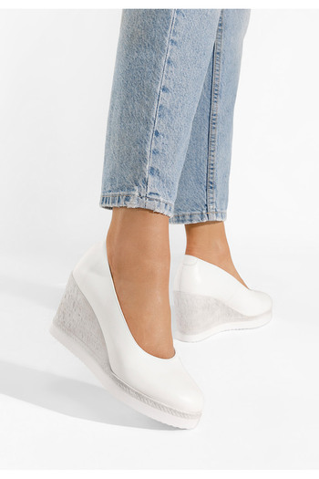 B T Shoes Bílé lodičky na klínku Kaira