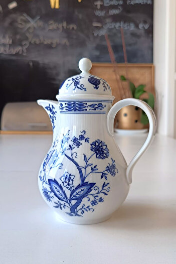 Bavaria Seltmann Weiden Friederike Tea/Coffee Pot with Onion Pattern 1 Liter