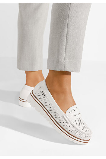 B T Shoes Bílé dámské mokasíny Manise