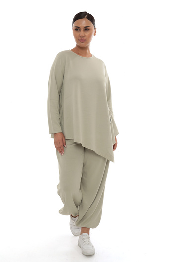 THE CABIN Plus Size Hijab Asymmetric Cut Pocket Tracksuit Set (Sizes 42-58) – Comfortable and Stylish Sportswear Combination
