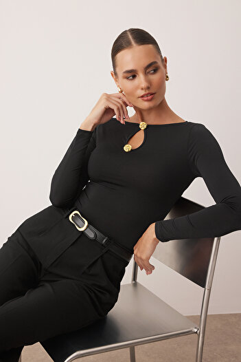 Trendyol Collection Schwarze, figurbetonte, figurbetonte Accessoire/Langärmlige, dehnbare Strickbluse mit Ausschnittdetail TWOAW26BZ00130