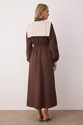Trendyol Modest Φόρεμα πουκάμισο με λεπτομέρεια υφαντό με καφέ ριγέ κασκόλ ώμου TTCTSS25EB00015