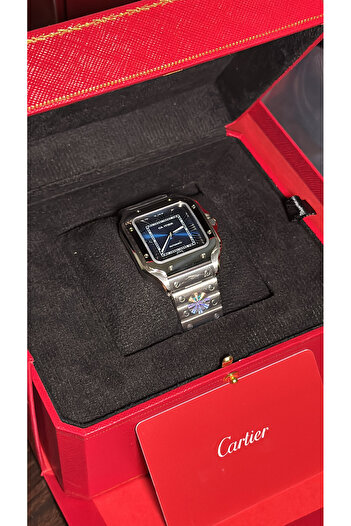 Luxe boutique Cartier Santos watch