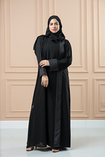 LAVİNİA Lavinia women's abaya. Gulf crepe fabric with crystal embellishments.