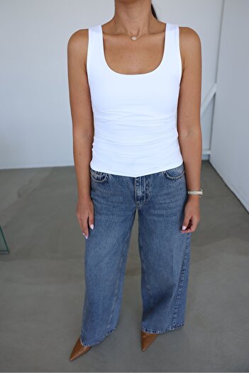 Özge Özgenç Square Collar Basic Athlete