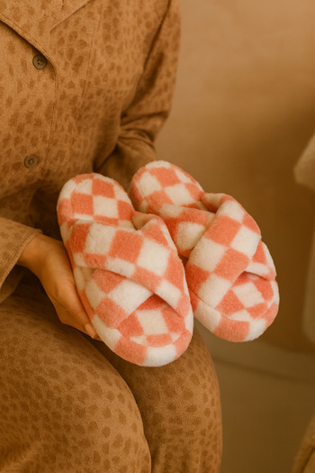 Beyond Women's Checkered Pink and White Cross-Strapped Furry House Slippers Byndcap01
