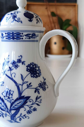 Bavaria Seltmann Weiden Friederike Tea/Coffee Pot with Onion Pattern 1 Liter