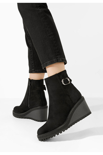 B T Shoes Černé kotníkové boty na klínku Chetana