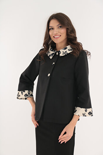 Vanessa Line RO Black cape made of wool fabric and ivory brocade collar