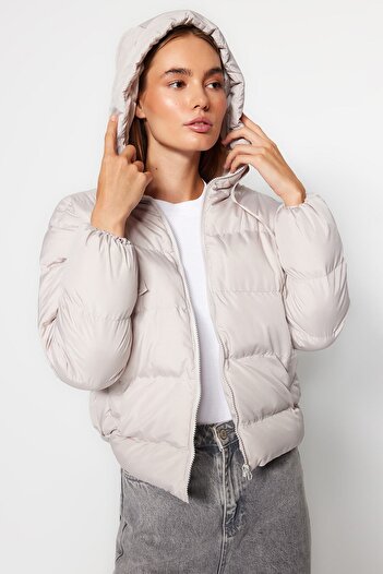Trendyol Collection Šedá kapuce Rugular Mold Vodoodpudivý nafukovací kabát TWOAW26MO00090