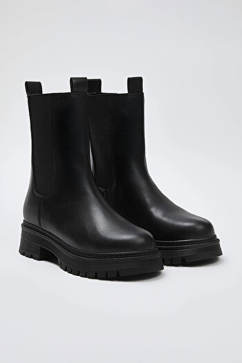 TRENDYOL SHOES Schwarze elastische Chelsea-Damenstiefel mit flacher, dicker Sohle TAKAW26BO00095