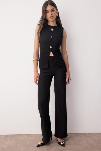 Trendyol Collection Top fără mâneci cu accesorii cu nasturi otomani negri Pantaloni obișnuiți Partea de jos tricotată - Set de top TWOAW26AU00083