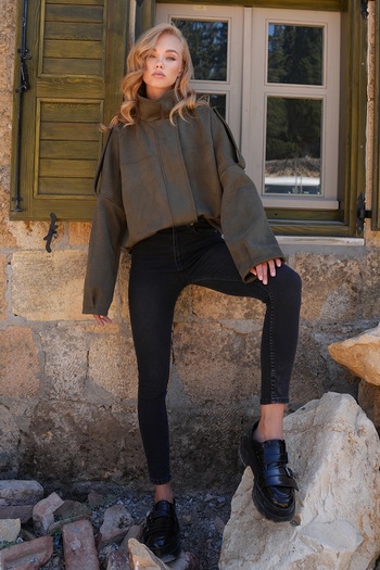 Trend Alaçatı Stili Khakifarbene Damen-Bomberjacke aus gefüttertem Kunstwildleder mit Schulterklappen ALC-X14526