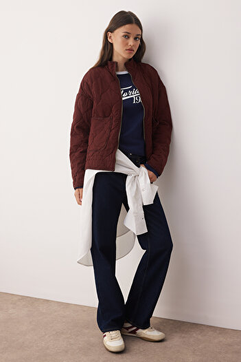 Trendyol Collection Braune, regulär geschnittene, waschbare, gesteppte Baumwolljacke mit Schnürdetail TWOAW26MO00107