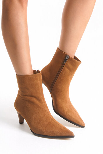 TRENDYOL SHOES Γυναικείες μπότες με λεπτό τακούνι Tan Suede 
 TAKAW26BO00049