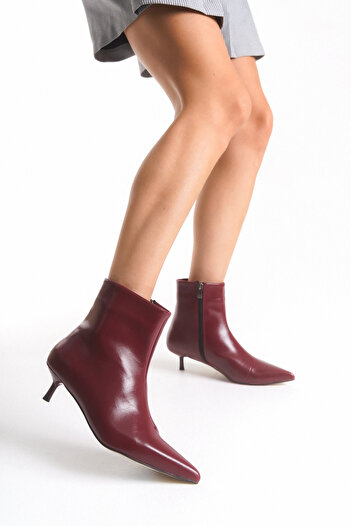 TRENDYOL SHOES Γυναικείες μπότες με λεπτό τακούνι με μυτερή μύτη μπορντό TAKAW26BO00045