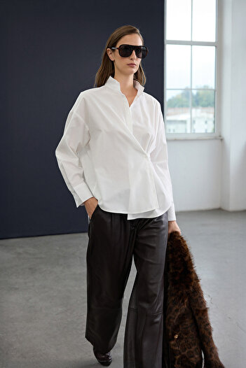 Trendyol Collection Trendyol Studio Weißes, verstellbares, asymmetrisches Oversize-Popeline-Hemd aus Baumwolle TWOAW26GO00106