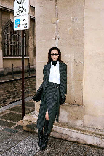 Trendyol Collection Speciální kolekce Limitovaná edice Antracitová bunda Regular Lined Woven Striped Blazer TWOAW23BC00135