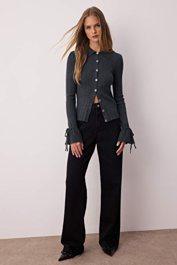 Trendyol Collection Anthrazitfarbene, merzerisierte, gerippte Strickjacke mit Polokragen TWOAW26HI00111
