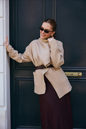 Trendyol Collection Spezielle Kollektion Beigefarbener Schal mit detailliertem Gürtel, Oversize-Kurzmantel TWOAW26KB00046