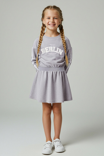 TRENDYOLKIDS Rochie tricotată pentru fete, cu decolteu, cu imprimeu cu slogan gri, TKDAW26EL00009