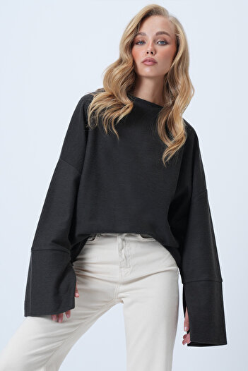 Trend Alaçatı Stili Anthrazitfarbene Damenbluse mit Stehkragen, Fledermausärmeln, Manschetten und Schlitz, weiter Schnitt, Alc-X14434
