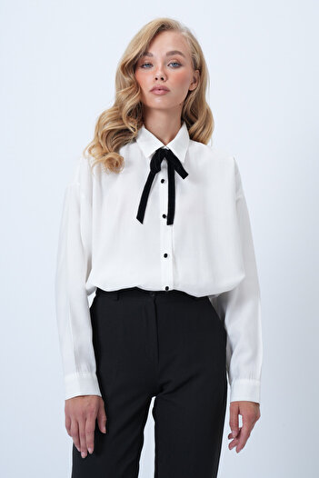 Trend Alaçatı Stili Women's White Velvet Ribbon Detailed Contrast Buttoned Oversize Woven Shirt Alc-X14563