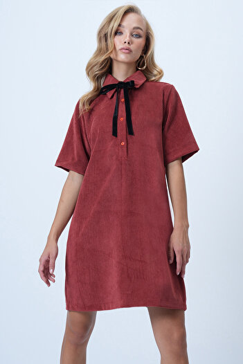 Trend Alaçatı Stili Rochie mini din catifea texturată, cu guler polo, cu jumătate de nasturi, pentru femei ALC-X14536