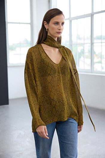 Trendyol Collection Trendyol Studio Πράσινη μπλούζα με μοτίβο φιδιού με λεπτομέρεια σάλι, διαφανή υφαντή μπλούζα TWOAW26BZ00275